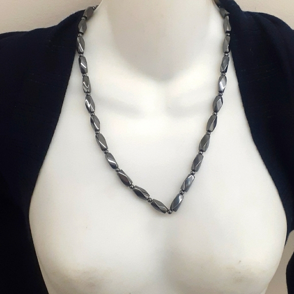 Jewelry - 24" Hematite magnetic bead necklace